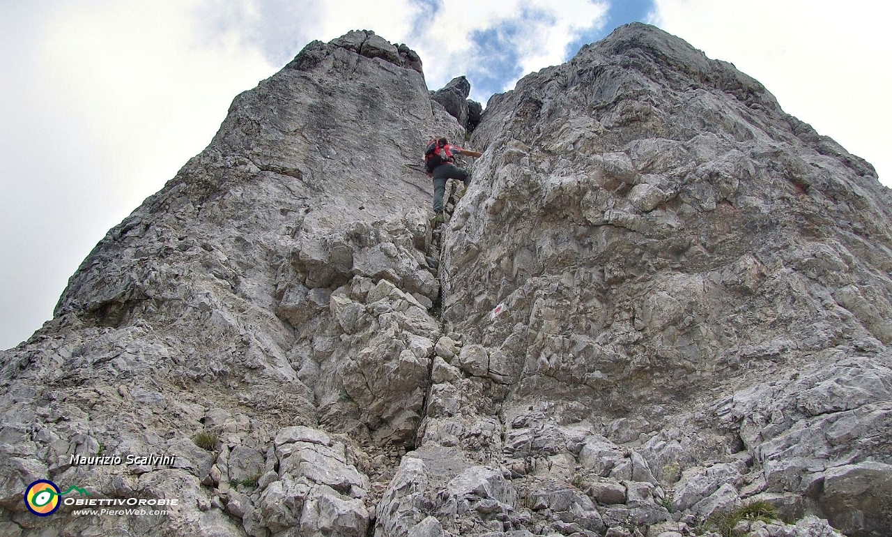 41 Mi infilo di nuovo nella spaccatura del Torrione....JPG